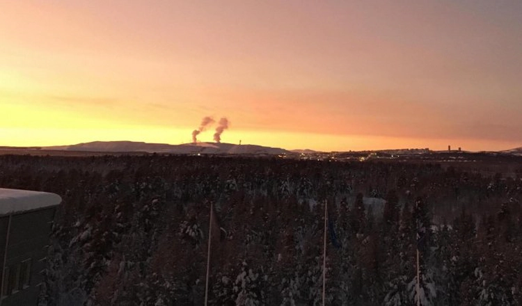 Utsikt mot Kiruna från taket av IRF:s huvudkontor under polarnatten