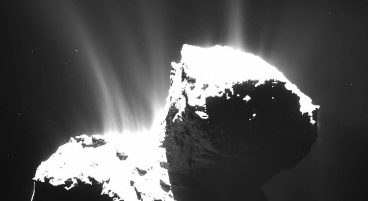 Kometen 67P/Churyumov-Gerasimenko i starkt solljus Kometen 67P/Churyumov-Gerasimenko i starkt solljus