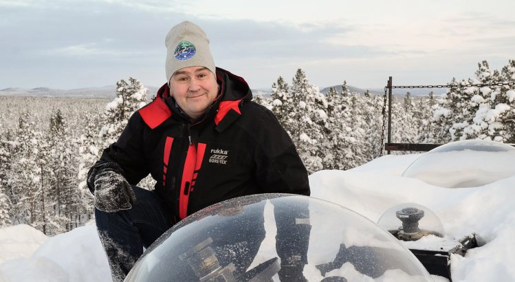 Urban Brändström på taket ovan optiklaboratoriet i Kiruna