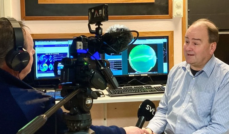 Urban Brändström intervjuas av SVT i IRF:s optiklaboratorium Urban Brändström intervjuas av SVT i IRF:s optiklaboratorium