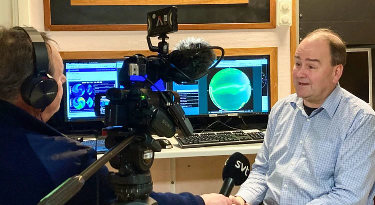 Urban Brändström intervjuas av SVT i IRF:s optiklaboratorium Urban Brändström intervjuas av SVT i IRF:s optiklaboratorium