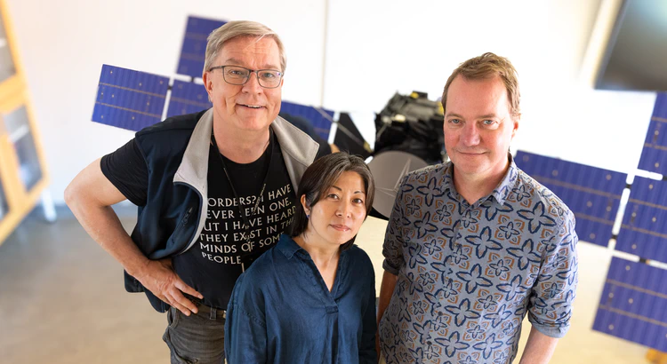 IRF-forskaren, docent Jan-Erik Wahlund är ansvarig för instrumentpaketet RPWI. Här tillsammans med dr. Michiko Morooka och dr. Jan Bergman, tekniskt ansvarig för RPWI, som båda tillhör RPWI-teamet i Uppsala. Foto: Annelie Klint Nilsson/IRF IRF-forskaren, docent Jan-Erik Wahlund är ansvarig för instrumentpaketet RPWI. Här tillsammans med dr. Michiko Morooka och dr. Jan Bergman, tekniskt ansvarig för RPWI, som båda tillhör RPWI-teamet i Uppsala. Foto: Annelie Klint Nilsson/IRF