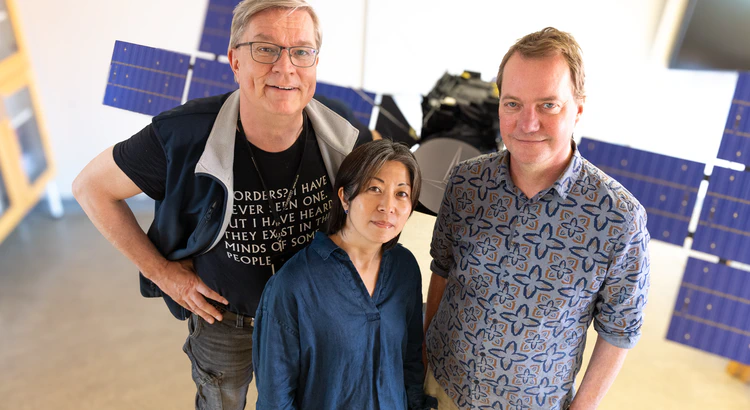 IRF-forskaren, docent Jan-Erik Wahlund är ansvarig för instrumentpaketet RPWI. Här tillsammans med dr. Michiko Morooka och dr. Jan Bergman, tekniskt ansvarig för RPWI, som båda tillhör RPWI-teamet i Uppsala. Foto: Annelie Klint Nilsson/IRF IRF-forskaren, docent Jan-Erik Wahlund är ansvarig för instrumentpaketet RPWI. Här tillsammans med dr. Michiko Morooka och dr. Jan Bergman, tekniskt ansvarig för RPWI, som båda tillhör RPWI-teamet i Uppsala. Foto: Annelie Klint Nilsson/IRF