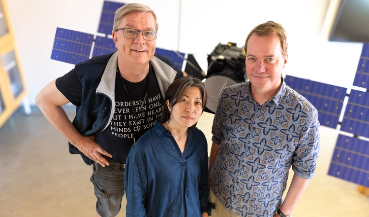 IRF-forskaren, docent Jan-Erik Wahlund är ansvarig för instrumentpaketet RPWI. Här tillsammans med dr. Michiko Morooka och dr. Jan Bergman, tekniskt ansvarig för RPWI, som båda tillhör RPWI-teamet i Uppsala. Foto: Annelie Klint Nilsson/IRF