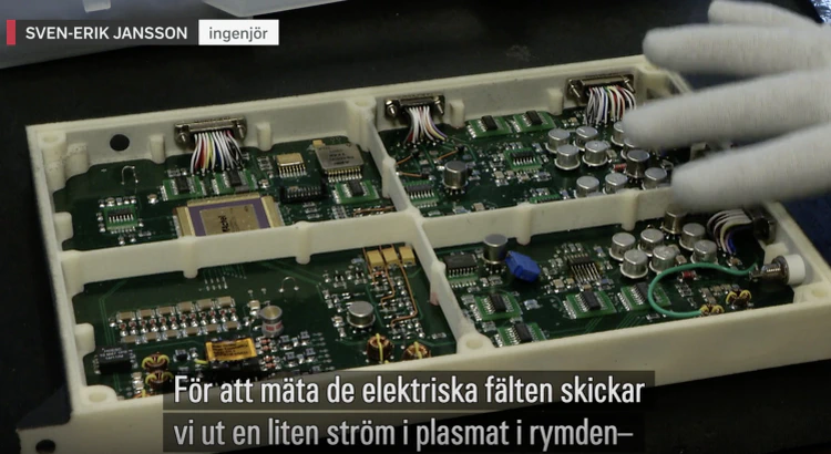 Ingenjören Sven-Erik Jansson pratar i inslaget över en bild av elektroniken i instrumentet, textat "För att mäta de elektriska fälten skickar vi ut en liten ström i plasmat i rymden".