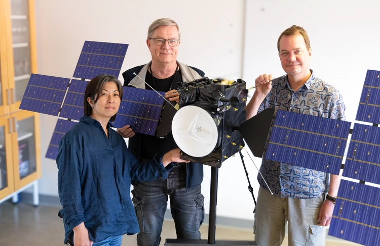 Medarbetare med en mindre replika av rymdsonden Juice