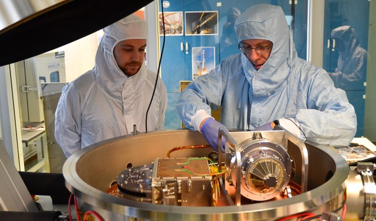 Philipp Wittmann och Martin Wieser, iklädda skyddskläder, förbereder instrumentet JDC för test i IRF:s SpaceLab Philipp Wittmann och Martin Wieser, iklädda skyddskläder, förbereder instrumentet JDC för test i IRF:s SpaceLab
