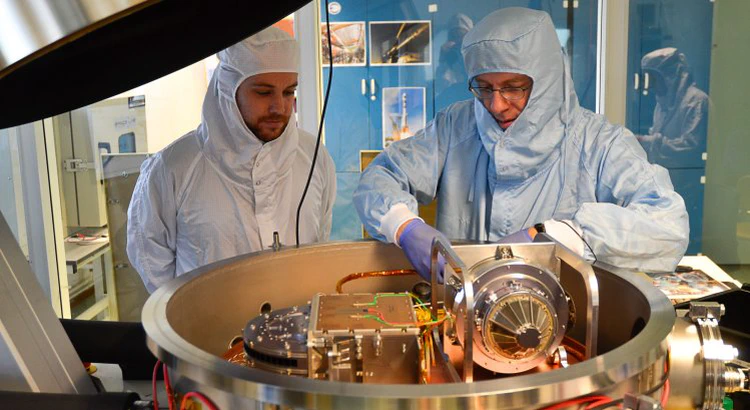Philipp Wittmann och Martin Wieser, iklädda skyddskläder, förbereder instrumentet JDC för test i IRF:s SpaceLab Philipp Wittmann och Martin Wieser, iklädda skyddskläder, förbereder instrumentet JDC för test i IRF:s SpaceLab