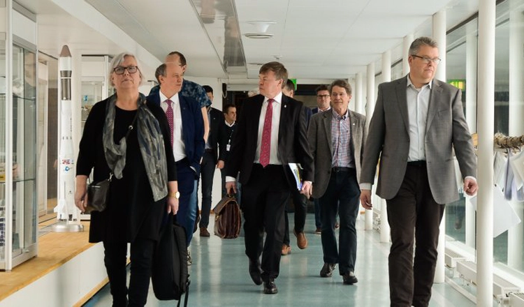 Landshövdingen på rundtur på Rymdcampus