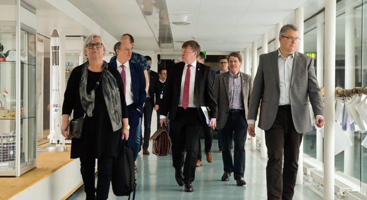 Landshövdingen på rundtur på Rymdcampus Landshövdingen på rundtur på Rymdcampus