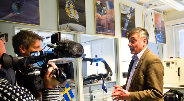 Stas Barabash blir intervjuad av SVT Norrbotten i IRF:s SpaceLab Stas Barabash blir intervjuad av SVT Norrbotten i IRF:s SpaceLab