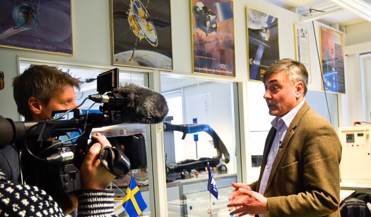 Stas Barabash blir intervjuad av SVT Norrbotten i IRF:s SpaceLab Stas Barabash blir intervjuad av SVT Norrbotten i IRF:s SpaceLab