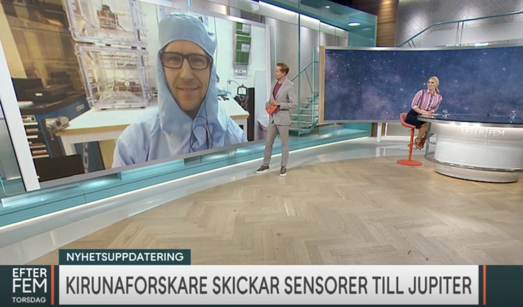 Ingenjör Stefan Karlsson, iklädd skyddskläder är med via länk från IRF:s renrum i TV4:s Efter fem