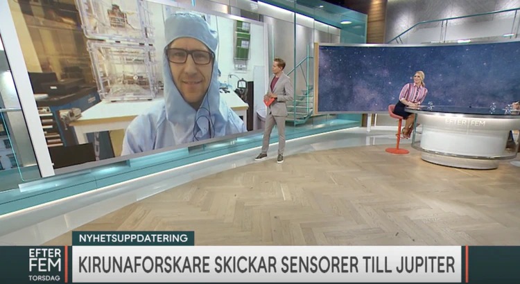Ingenjör Stefan Karlsson, iklädd skyddskläder är med via länk från IRF:s renrum i TV4:s Efter fem Ingenjör Stefan Karlsson, iklädd skyddskläder är med via länk från IRF:s renrum i TV4:s Efter fem