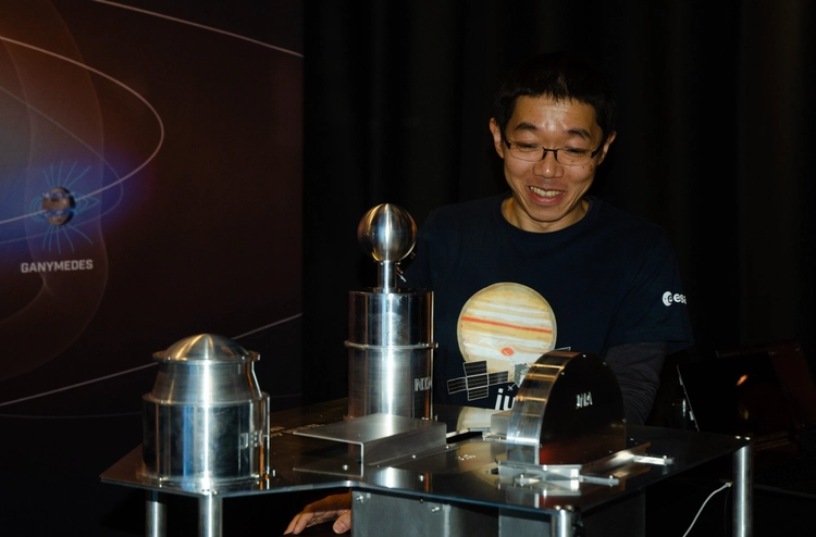 Manabu Shimoyama framför en ingenjörsmodell av de vetenskapliga instrumenten ombord på JUICE