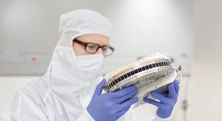 Ingenjören Stefan Karlsson inspekterar instrumentet JNA i IRF:s renrum. Ingenjören Stefan Karlsson inspekterar instrumentet JNA i IRF:s renrum.