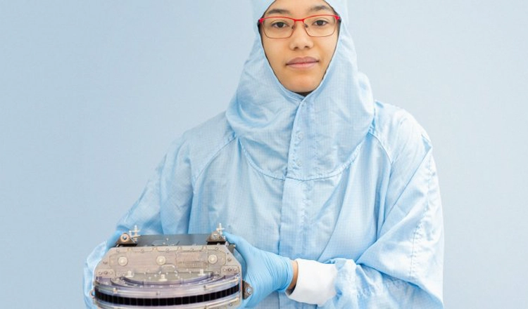 Angèle Pontoni holding the Jovian Neutrals Analyzer (JNA)