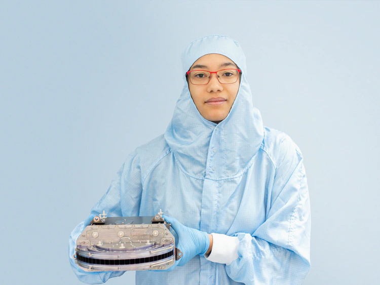 Angèle Pontani med Jovian Neutrals Analyzer (JNA). Foto: Annelie K. Nilsson/IRF
