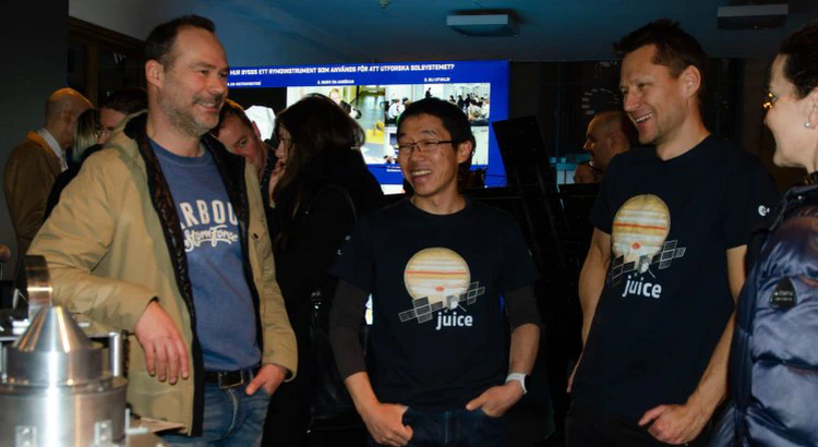 Manabu Shimoyama och Stefan Karlsson pratar med besökare på Tekniska museet Manabu Shimoyama och Stefan Karlsson pratar med besökare på Tekniska museet