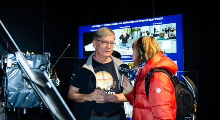 Jan-Erik Wahlund pratar med en besökare på turnén Jan-Erik Wahlund pratar med en besökare på turnén