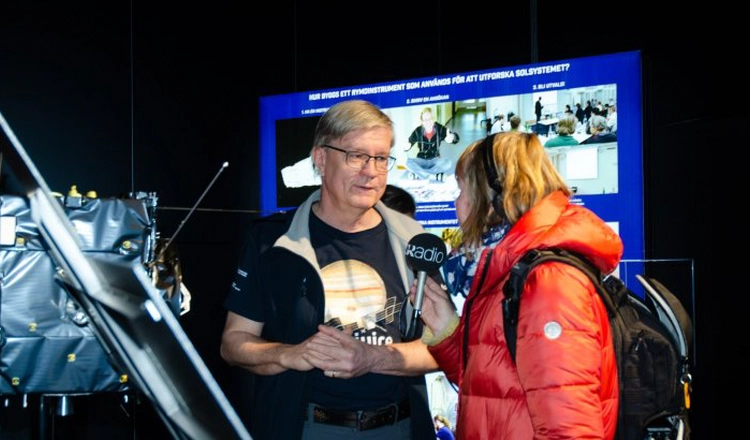 Jan-Erik Wahlund pratar med en besökare på turnén Jan-Erik Wahlund pratar med en besökare på turnén