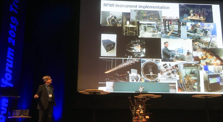 Jan-Erik Wahlund presenterar RPWI-instrumentet på Rymdforums scen Jan-Erik Wahlund presenterar RPWI-instrumentet på Rymdforums scen