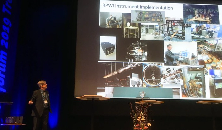 Jan-Erik Wahlund presenterar RPWI-instrumentet på Rymdforums scen