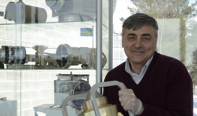 Stas Barabash är ansvarig för satellitinstrumentet PEP (Particle Environment Package) som ska flyga med ESA:s rymdfarkost JUICE till Jupiter och dess isiga månar 2022. På bilden håller Stas en ingenjörsmodell av en av PEP:s sensorer.