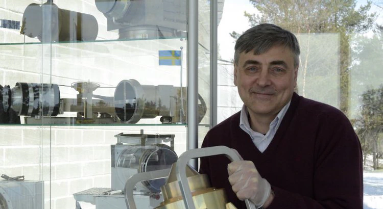 Stas Barabash är ansvarig för satellitinstrumentet PEP (Particle Environment Package) som ska flyga med ESA:s rymdfarkost JUICE till Jupiter och dess isiga månar 2022. På bilden håller Stas en ingenjörsmodell av en av PEP:s sensorer. Stas Barabash är ansvarig för satellitinstrumentet PEP (Particle Environment Package) som ska flyga med ESA:s rymdfarkost JUICE till Jupiter och dess isiga månar 2022. På bilden håller Stas en ingenjörsmodell av en av PEP:s sensorer.