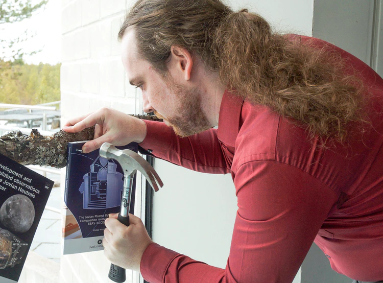 <em>Philipp Witmann spikar doktorsavhandlingen den 22 aril 2022.</em>