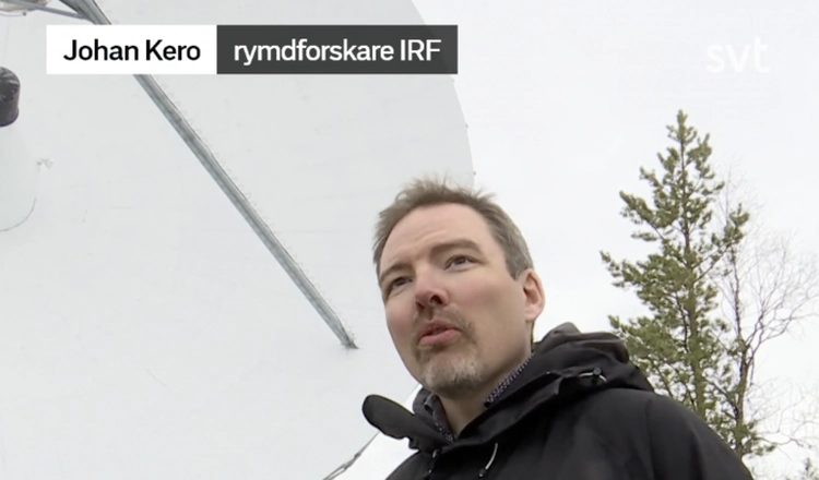 Johan Kero framför jätteparabolen, EISCATs mottagarstation, i SVT Johan Kero framför jätteparabolen, EISCATs mottagarstation, i SVT