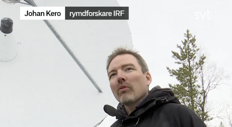 Johan Kero framför jätteparabolen, EISCATs mottagarstation, i SVT Johan Kero framför jätteparabolen, EISCATs mottagarstation, i SVT