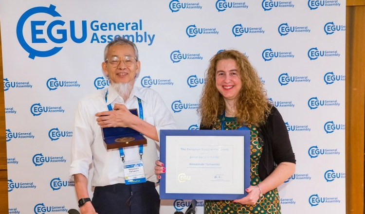 Pristagaren av Julius Bartels medalj 2019, Masatoshi Yamauchi, tillsammans med Olga Malandraki, biträdande president för divisionen solär-terrester fysik inom European Geoscience Union.