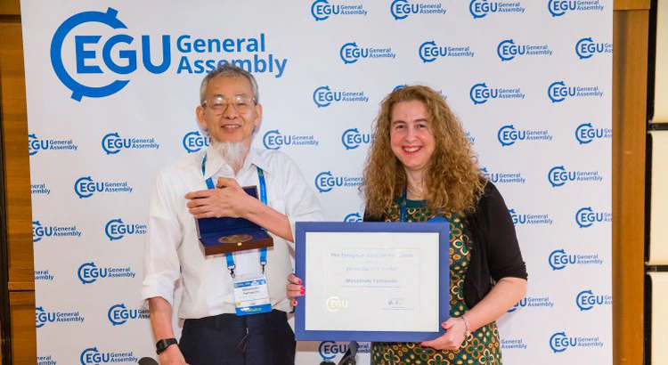 Pristagaren av Julius Bartels medalj 2019, Masatoshi Yamauchi, tillsammans med Olga Malandraki, biträdande president för divisionen solär-terrester fysik inom European Geoscience Union. Pristagaren av Julius Bartels medalj 2019, Masatoshi Yamauchi, tillsammans med Olga Malandraki, biträdande president för divisionen solär-terrester fysik inom European Geoscience Union.