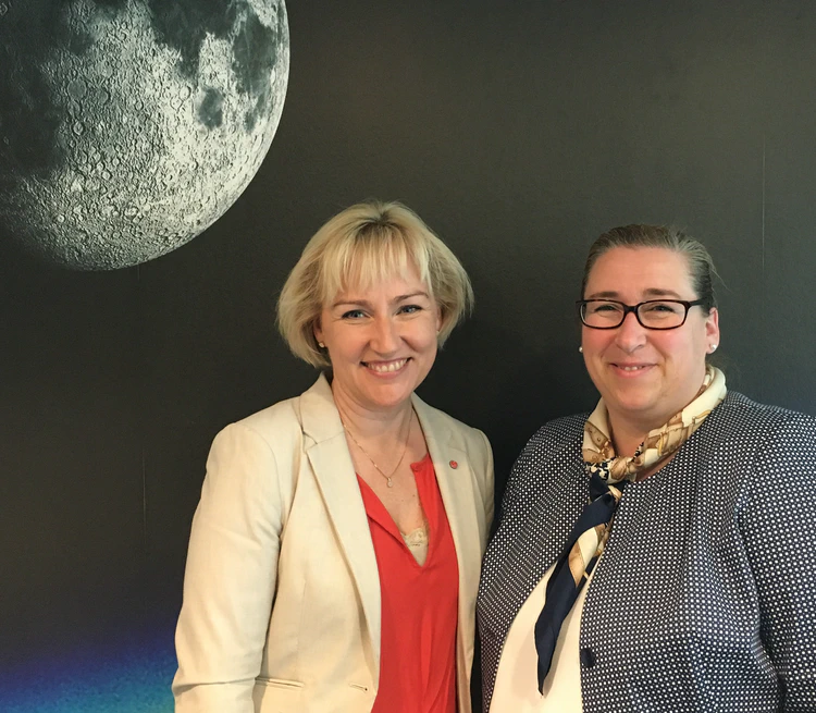 Rymdminister Helene Hellmark Knutsson och vikarierande föreståndare för IRF, Ella Carlsson Sjöberg. Foto: Ella Carlsson Sjöbergs arkiv.