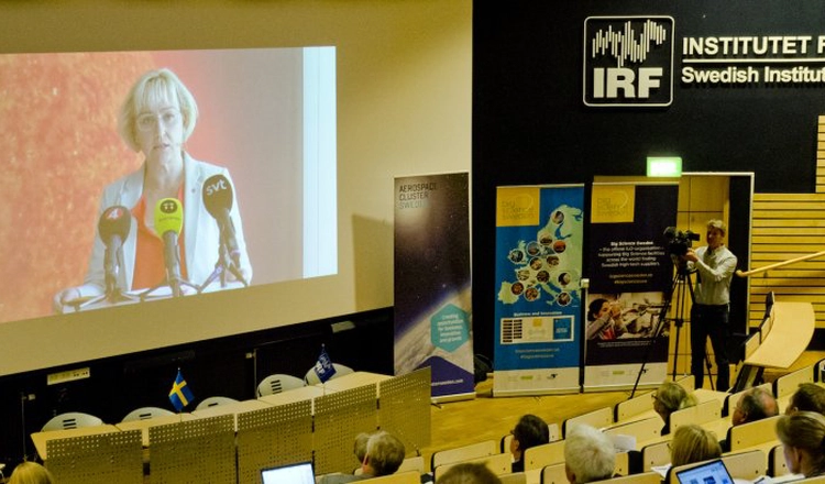 Pressträffen med Helene Hellmark Knutsson visas på storbildsskärm i IRF:s aula i Kiruna