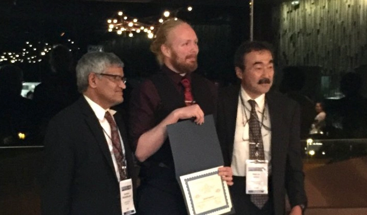 Daniel Kastinen (mitten) tillsammans med ordföranden i tävlingskommittén, prof. Sembiam Rengarajan (California State University, Northridge, CA, USA) och URSI:s president, prof. Makoto Ando (National Institute of Technology, Japan).