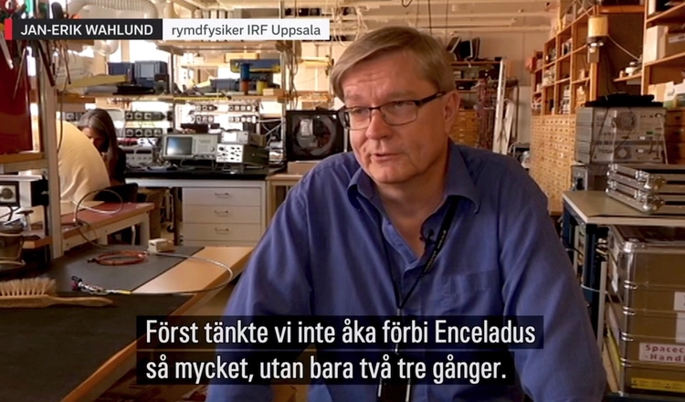 Jan Erik Wahlund intervjuas i elekroniklabbet i Uppsala, skärmdump från SVT:s inslag.