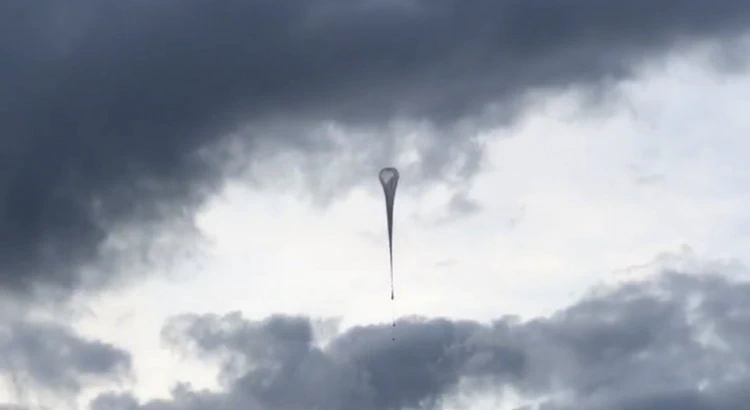 Experimentet innebär att det för första gången släpps tre ballonger, vardera 4000 kubikmeter, samtidigt från Esrange. Under monteras infraljudssensorer på en 100 meter lång lina och tre ytsprängningar utförs på gruvområdet i Mertainen. Experimentet innebär att det för första gången släpps tre ballonger, vardera 4000 kubikmeter, samtidigt från Esrange. Under monteras infraljudssensorer på en 100 meter lång lina och tre ytsprängningar utförs på gruvområdet i Mertainen.