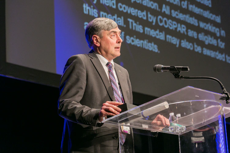 <em>Professor Stas Barabash, IRF, har mottagit COSPAR International Cooperation Medal för 2018 vid en ceremoni i Pasadena, Kalifornien, USA. Bild: COSPAR</em>
