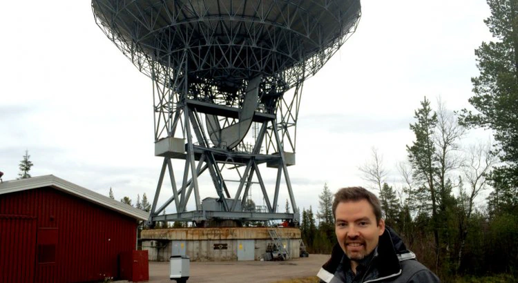 Johan Kero framför EISCATs mottagarstation utanför Kiruna Johan Kero framför EISCATs mottagarstation utanför Kiruna