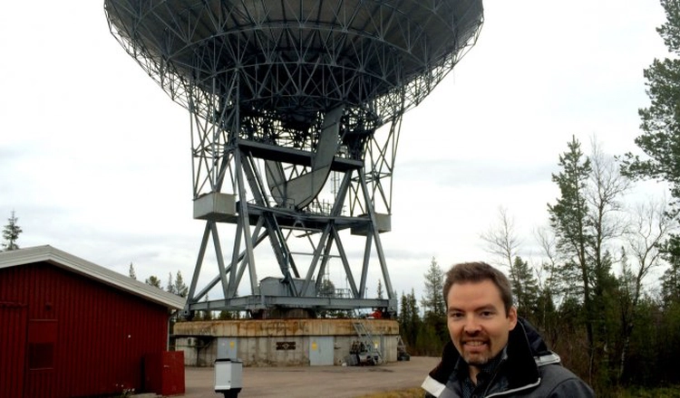 Johan Kero framför EISCATs mottagarstation utanför Kiruna Johan Kero framför EISCATs mottagarstation utanför Kiruna
