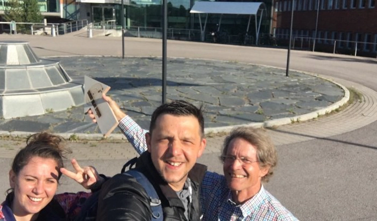 Dokumentärfilmarna Aldona och Adam från Polen tillsammans med IRF:s informationsansvarige Rick Mc Gregor. Dokumentärfilmarna Aldona och Adam från Polen tillsammans med IRF:s informationsansvarige Rick Mc Gregor.
