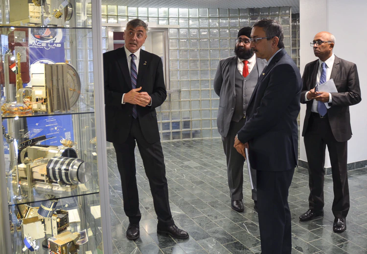 Prof. Stas Barabash shows Mr. Tanmaya Lal, Ambassador of India to Sweden and Latvia,<br>
Mr. Ravit Sachasiri, Business Development Director Market Region APAC (SSC) and Sarbajit Deb, Executive VP, Europe (Larsen & Toubro) a model of the IRF instrument SARA on the ISRO satellite Chandrayaan-1.