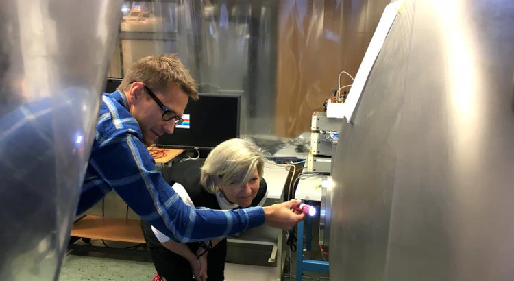 Stefan Karlsson, ingenjör vid IRF, visar Heather Grant en av de sensorer som är under test inför den kommande resan till Jupiter. Stefan Karlsson, ingenjör vid IRF, visar Heather Grant en av de sensorer som är under test inför den kommande resan till Jupiter.