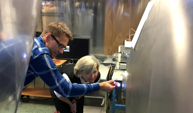 Stefan Karlsson, ingenjör vid IRF, visar Heather Grant en av de sensorer som är under test inför den kommande resan till Jupiter.
