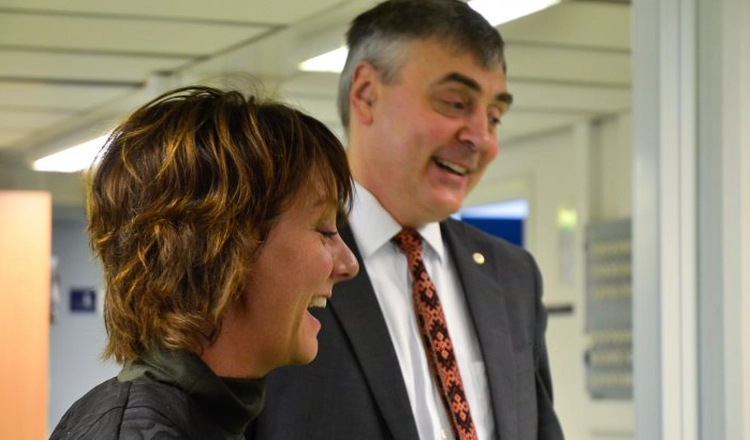 Rymdminister Matilda Ernkrans fick se IRF:s verksamhet och lokaler på huvudkontoret i Kiruna. Här visar föreståndare Stas Barabash upp elektroniklaboratoriet.