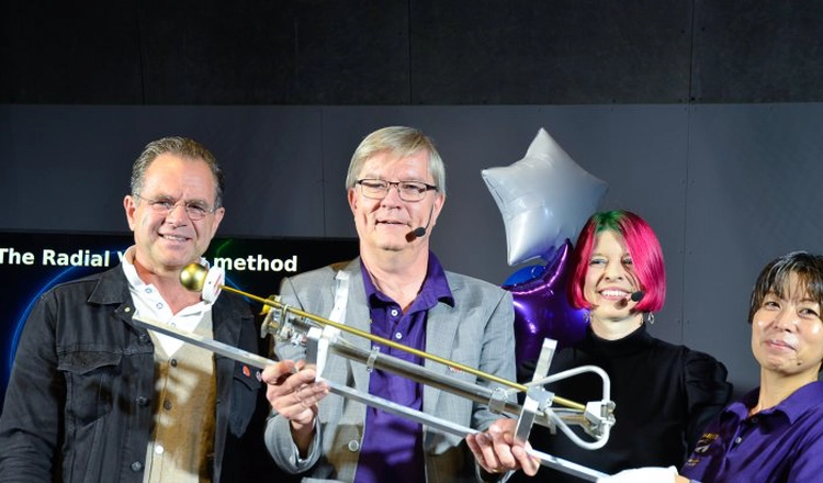 Christian Stadius, avdelningschef kunskap och samlingar, Tekniska museet, Jan-Erik Wahlund, docent IRF i Uppsala, Linda Sandberg, moderator för sändningen och programansvarig, Tekniska museet och dr. Michiko Morooka, IRF i Uppsala. Reservmodellen av Langmuirsonden från Cassini visas upp för första gången i Sverige.