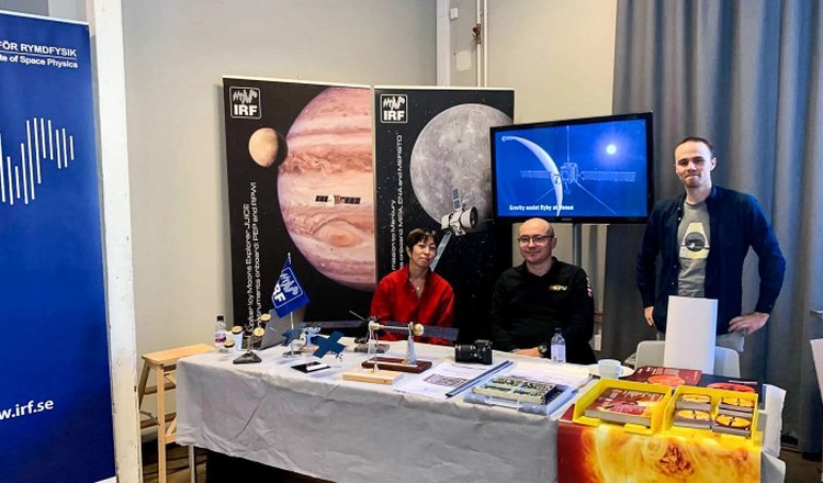 Michiko Morooka, Yuri Khotyaintsev och Fredrik Leffe Johansson under Astronomins dag på Tekniska museet. Michiko Morooka, Yuri Khotyaintsev och Fredrik Leffe Johansson under Astronomins dag på Tekniska museet.