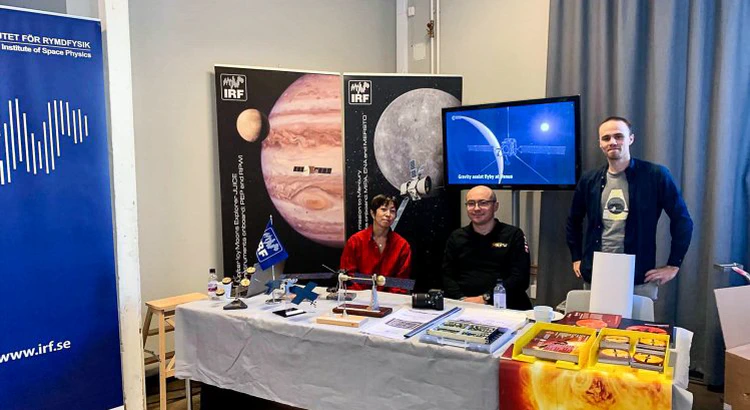 Michiko Morooka, Yuri Khotyaintsev och Fredrik Leffe Johansson under Astronomins dag på Tekniska museet. Michiko Morooka, Yuri Khotyaintsev och Fredrik Leffe Johansson under Astronomins dag på Tekniska museet.